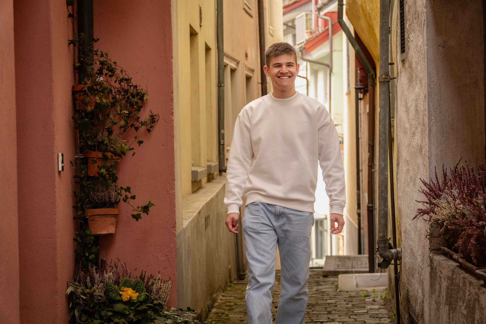 eine Lachende Person in einer Gasse